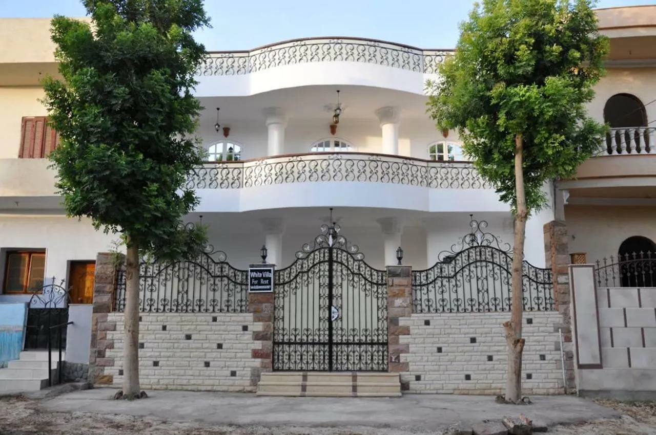 White Villa elérhetőségei